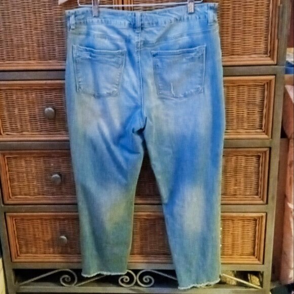 Maurices Blue Denim Capris w/Pearl & Silver Accents Women's Sz 13/14 Frayed Hem - Picture 3 of 16